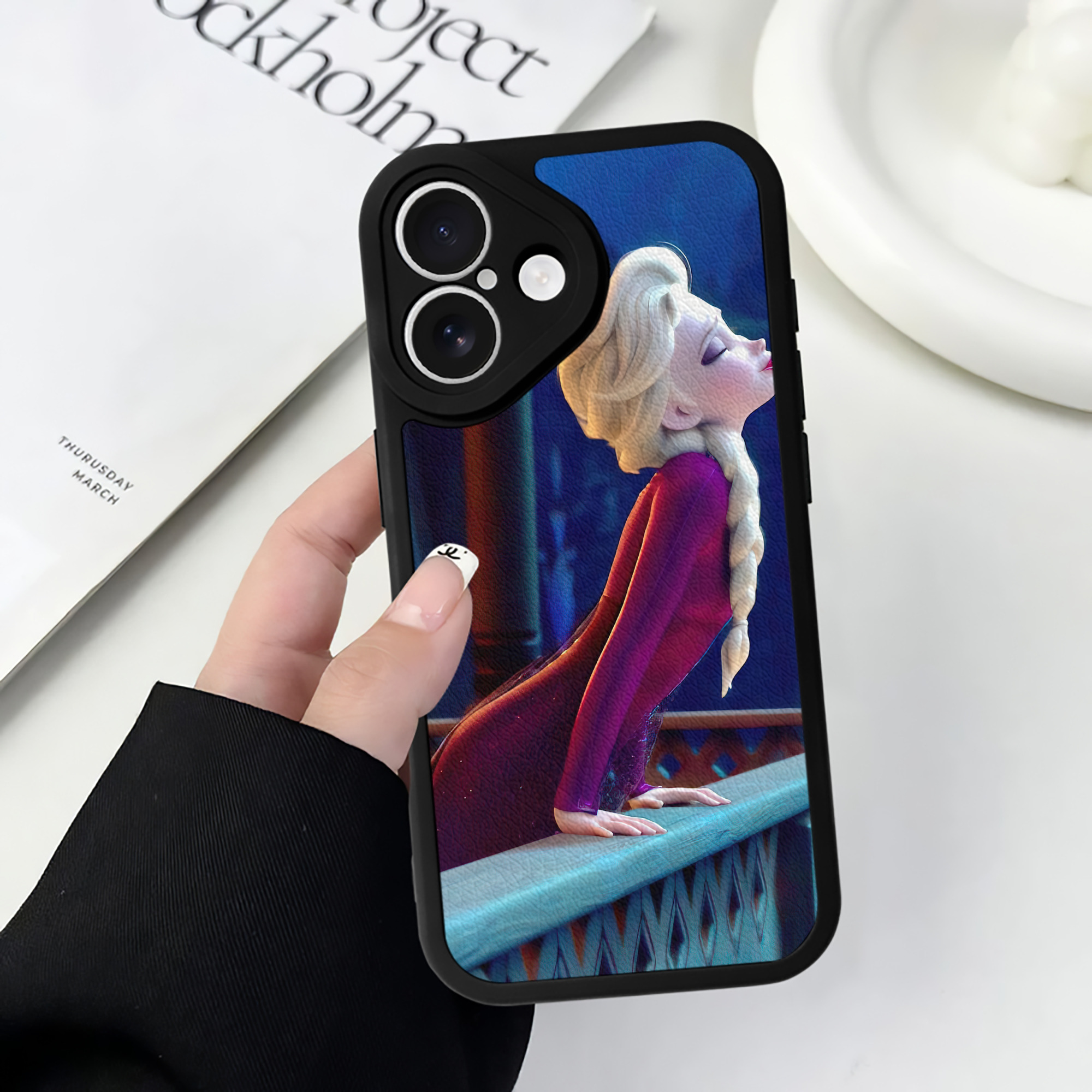 （画像用） アナと雪の女王 アンナ エルサ Frozen Anna Elsa 【iPhone 16シリーズ対応】シリコンスマホケース（レザー調） 材質：シリコン